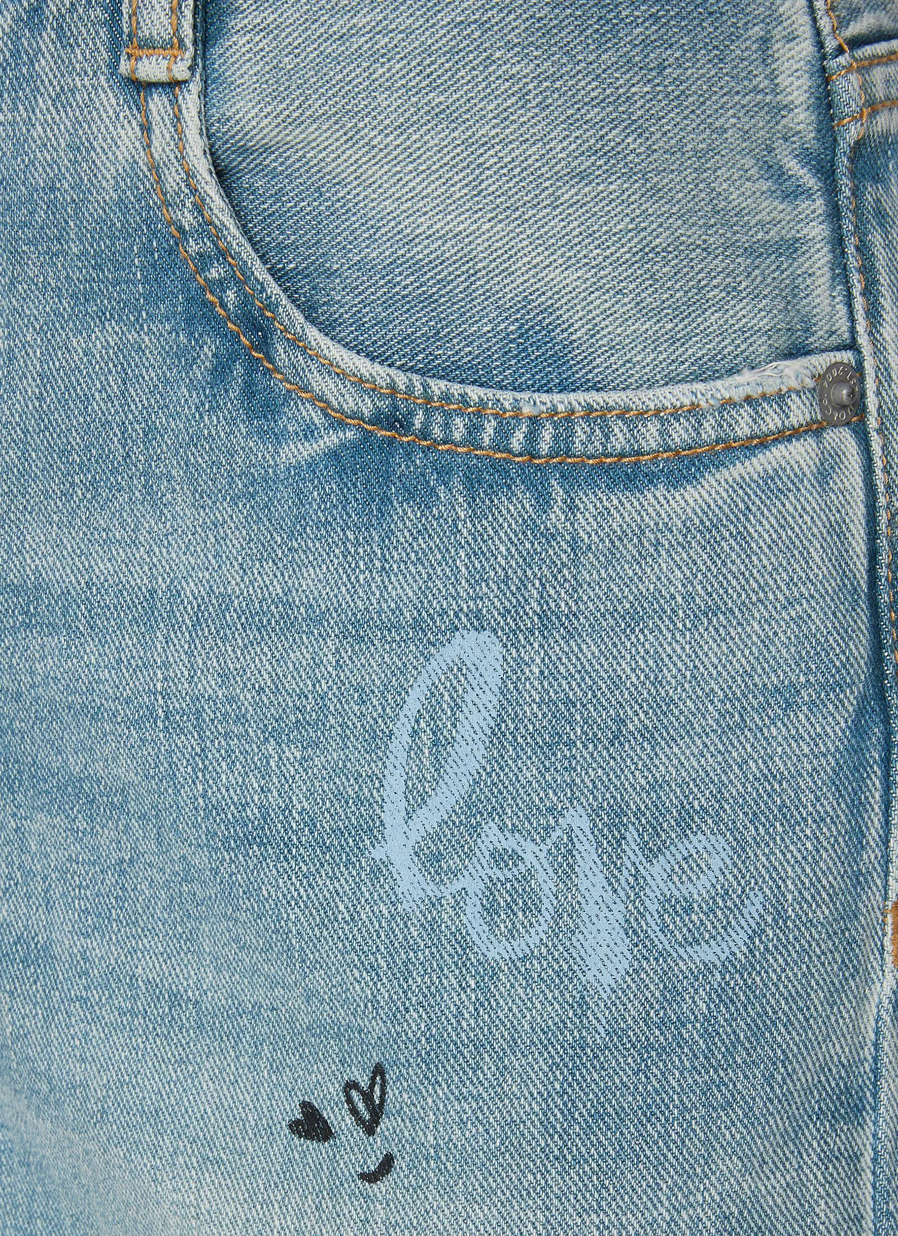 -----------MO&CO.  ---- ------------ ----Graffiti Print Medium Washed Denim Jeans --